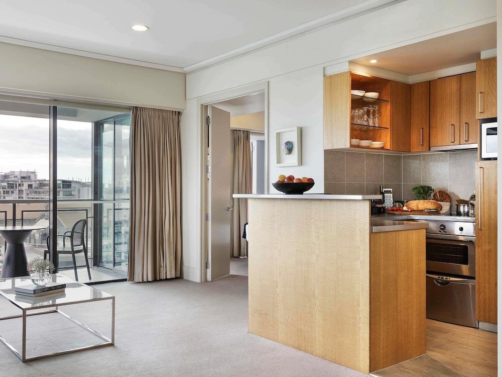 Suite Deluxe de 1 dormitorio con vistas a la marina del hotel The Sebel Auckland Viaduct Harbour. Foto 3