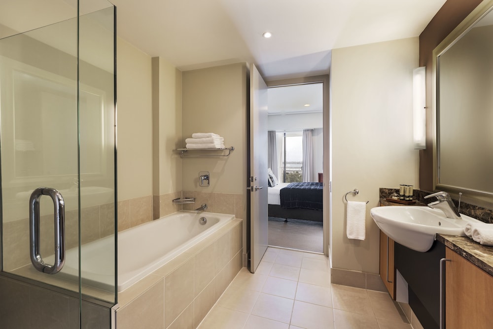 Suite Deluxe de 1 dormitorio con vistas a la marina del hotel The Sebel Auckland Viaduct Harbour. Foto 8