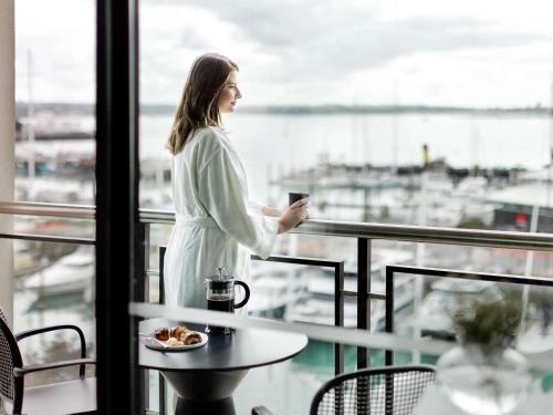 Suite Ejecutiva Deluxe de 1 dormitorio con cama Queen del hotel The Sebel Auckland Viaduct Harbour. Foto 1