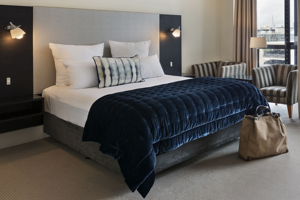 Suite Estudio con cama Queen y vistas a la ciudad del hotel The Sebel Auckland Viaduct Harbour. Foto 1
