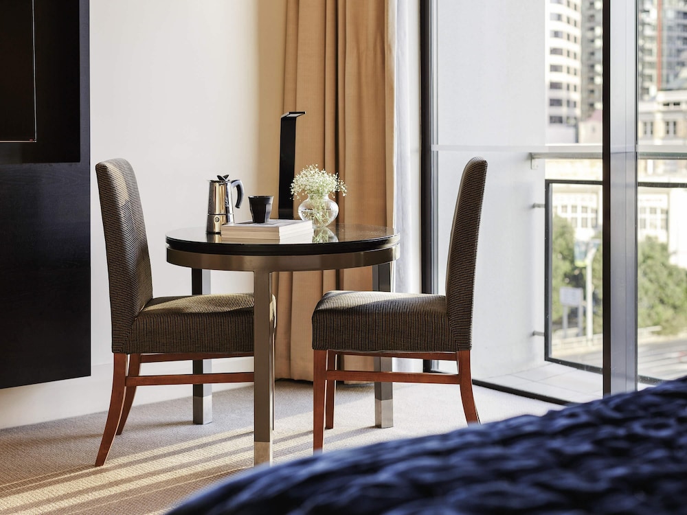 Suite Estudio con cama Queen y vistas a la ciudad del hotel The Sebel Auckland Viaduct Harbour. Foto 3
