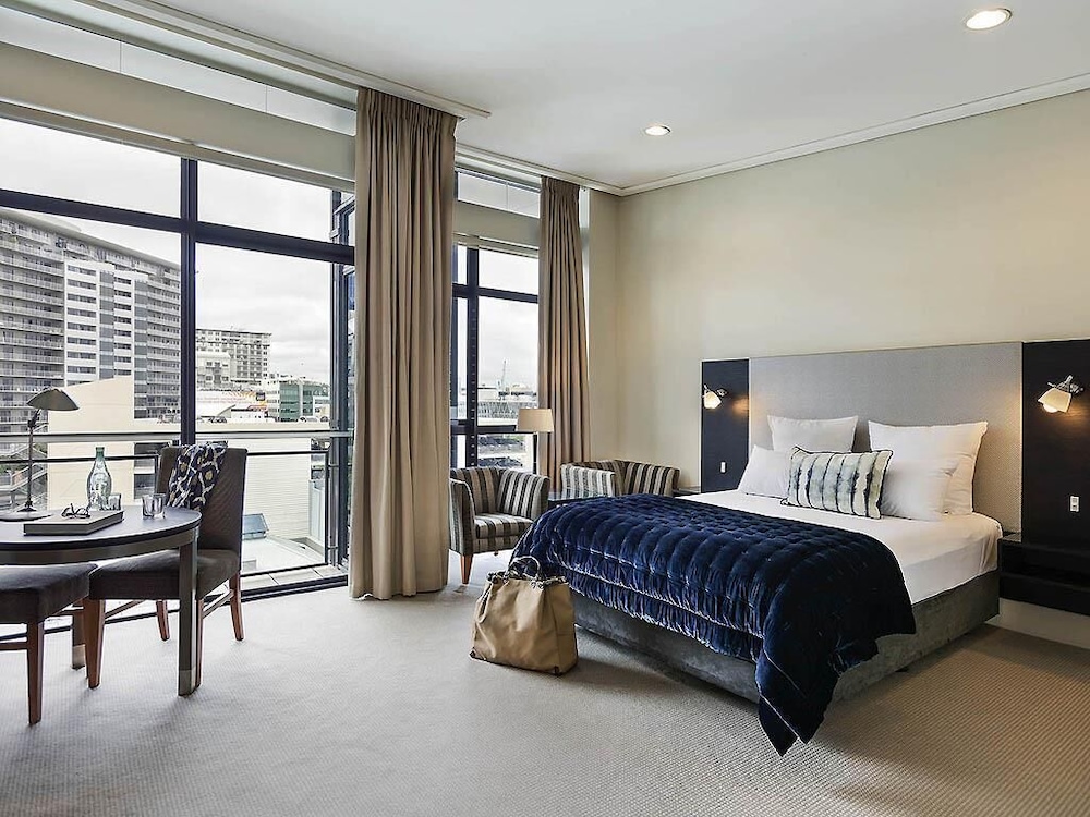 Suite Estudio con cama Queen y vistas a la ciudad del hotel The Sebel Auckland Viaduct Harbour. Foto 4