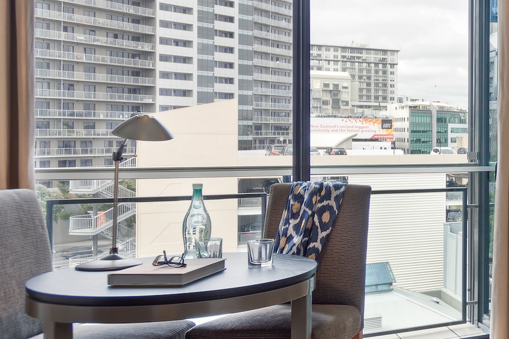 Suite Estudio con cama Queen y vistas a la ciudad del hotel The Sebel Auckland Viaduct Harbour. Foto 6