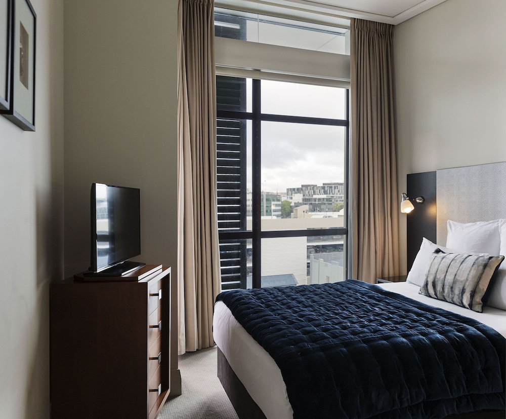 Suite de 1 dormitorio con cama Queen y vistas a la ciudad del hotel The Sebel Auckland Viaduct Harbour. Foto 3