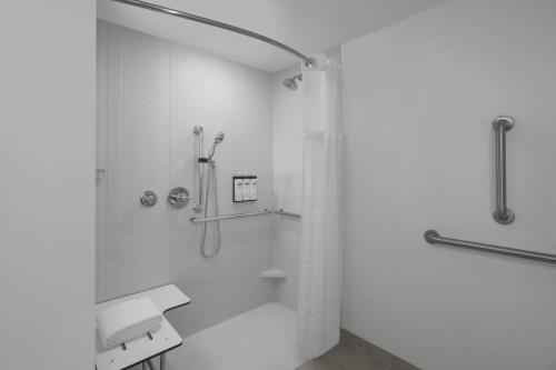 Accesible | Habitación Den / Ducha de Acceso Lateral | Cama King con Vistas a la Ciudad del hotel Hyatt House Raleigh Downtown/Seaboard Station. Foto 1