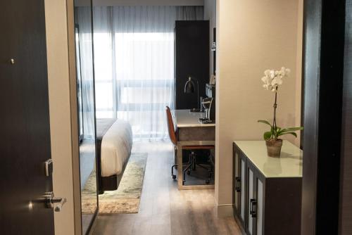 Habitación con cama extragrande - Adaptada para personas de movilidad reducida del hotel 42. Foto 2
