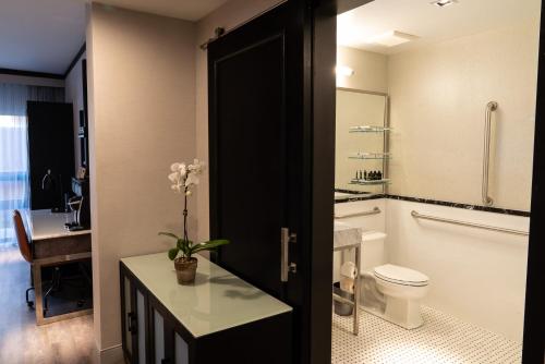 Habitación con cama extragrande - Adaptada para personas de movilidad reducida del hotel 42. Foto 3