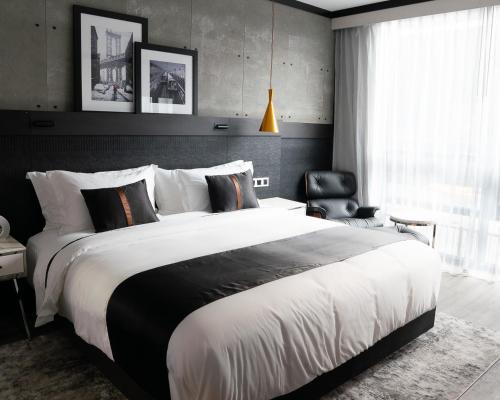 Habitación con cama extragrande del hotel 42. Foto 3