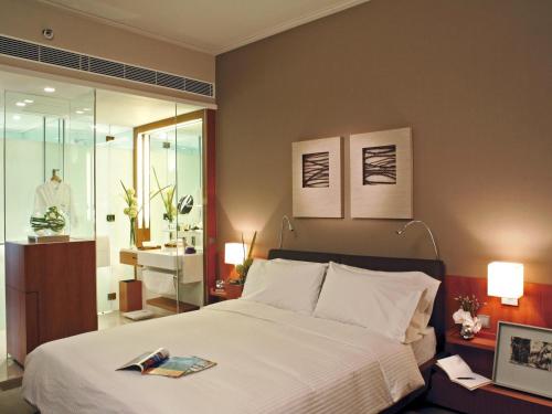 Habitación Estándar con cama doble del hotel Novotel Citygate Hong Kong. Foto 3