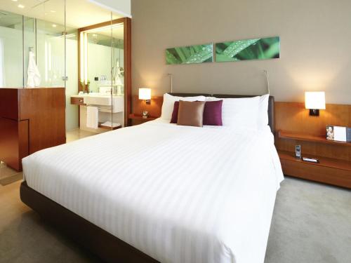 Habitación Estándar con cama doble del hotel Novotel Citygate Hong Kong. Foto 4