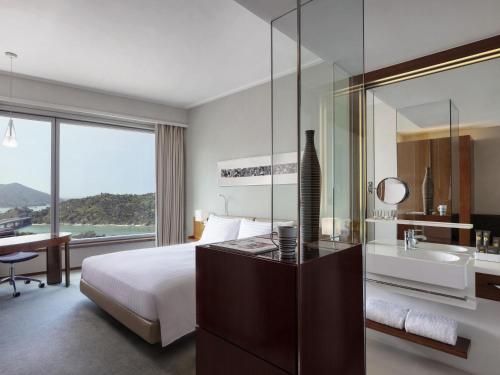 Habitación Estándar con cama doble del hotel Novotel Citygate Hong Kong. Foto 5