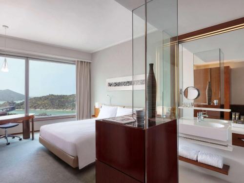 Habitación Estándar con cama doble del hotel Novotel Citygate Hong Kong. Foto 8