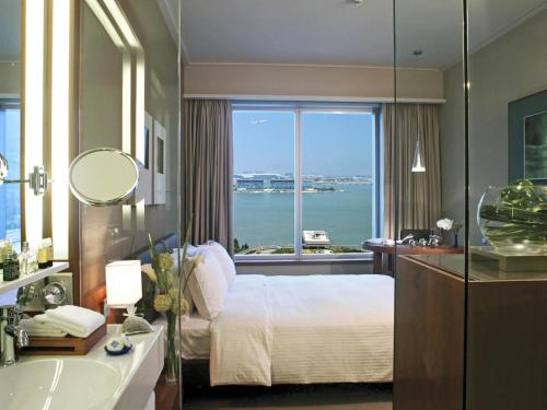 Habitación Superior con cama doble del hotel Novotel Citygate Hong Kong. Foto 3