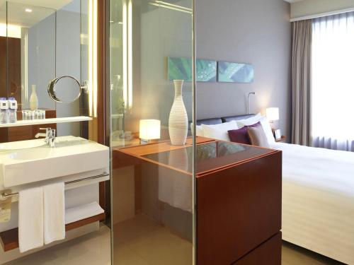 Habitación Superior con cama doble del hotel Novotel Citygate Hong Kong. Foto 4