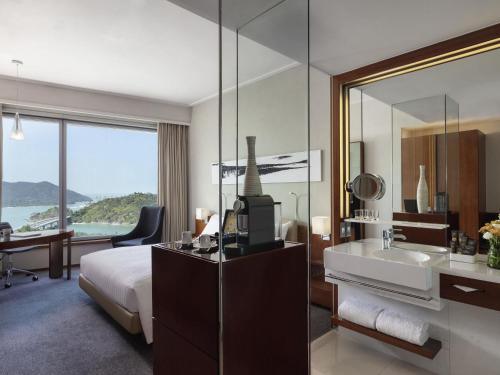 Habitación Premier Executive con cama grande del hotel Novotel Citygate Hong Kong