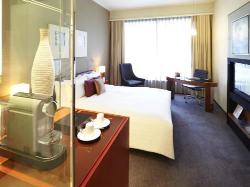Habitación Premier Executive con cama grande del hotel Novotel Citygate Hong Kong. Foto 1