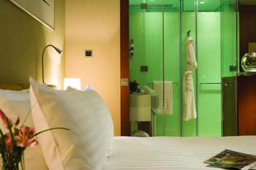 Habitación Premier Executive con cama grande del hotel Novotel Citygate Hong Kong. Foto 3