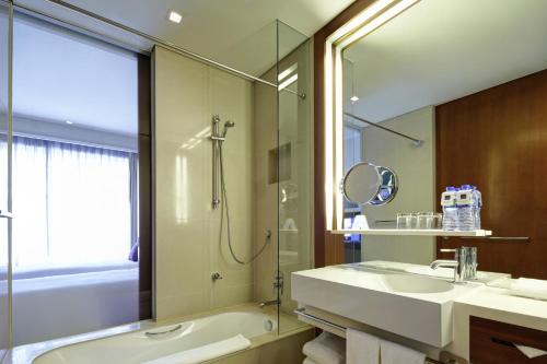 Habitación Doble Estándar - 2 camas del hotel Novotel Citygate Hong Kong. Foto 4