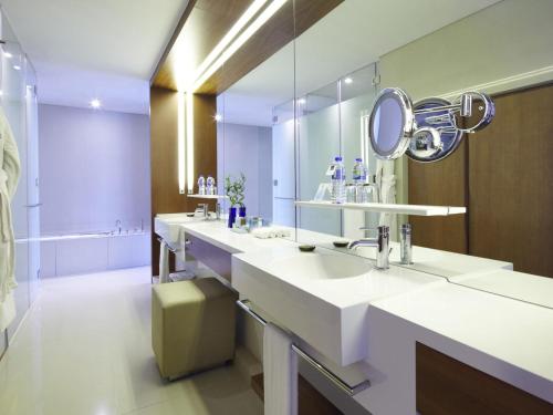 Suite Premier Executive con cama extragrande del hotel Novotel Citygate Hong Kong. Foto 2