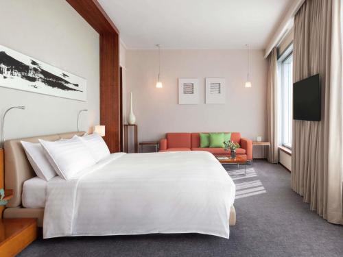 Suite Premier Executive con cama extragrande del hotel Novotel Citygate Hong Kong. Foto 4