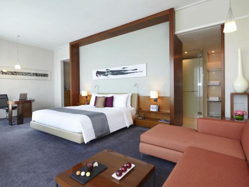 Suite Premier Executive con cama extragrande del hotel Novotel Citygate Hong Kong. Foto 6