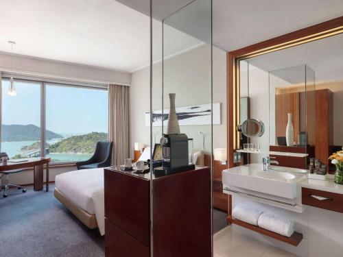 Habitación Doble Premier Executive - 2 camas individuales del hotel Novotel Citygate Hong Kong. Foto 4
