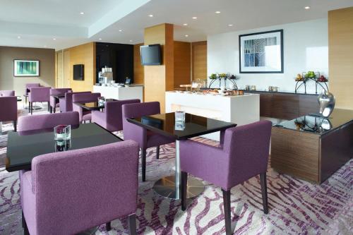 Habitación Doble Premier Executive - 2 camas individuales del hotel Novotel Citygate Hong Kong. Foto 5
