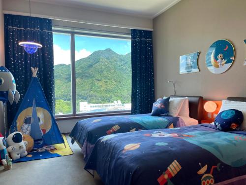 Family Room with Queen Bed and Two Single Beds del hotel Novotel Citygate Hong Kong. Foto 4
