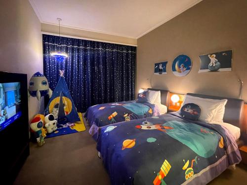 Family Room with Queen Bed and Two Single Beds del hotel Novotel Citygate Hong Kong. Foto 5