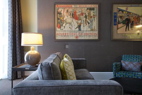 Suite Deluxe con cama extragrande del hotel 54 Queens Gate. Foto 11