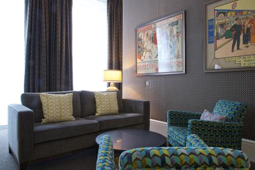 Suite Deluxe con cama extragrande del hotel 54 Queens Gate. Foto 12