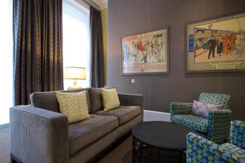 Suite Deluxe con cama extragrande del hotel 54 Queens Gate. Foto 17