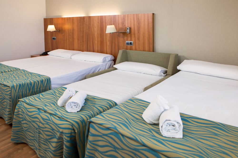 Habitación doble Sofá Cama incluido 2 Camas individuales del hotel Rvhotels Nautic Park. Foto 6