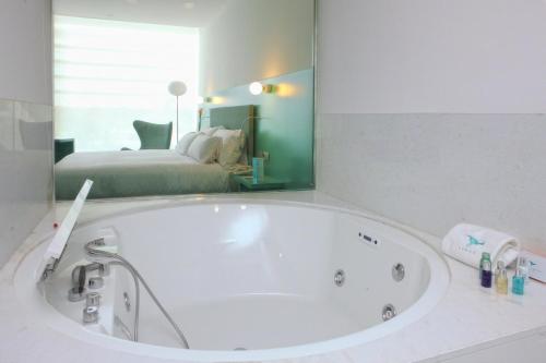 Suite Junior con hidromasaje del hotel Hiberus. Foto 1