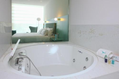 Suite Junior con hidromasaje del hotel Hiberus. Foto 3