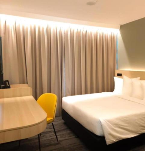 Habitación Superior Bong Soo con 1 cama extragrande del hotel Santa Grand Signature Kuala Lumpur. Foto 3