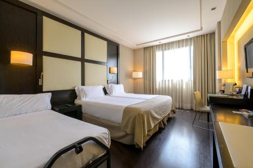 Habitación Doble con cama supletoria del hotel Maydrit Airport