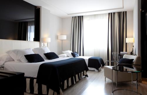 Habitación Doble con cama supletoria del hotel Maydrit Airport. Foto 4