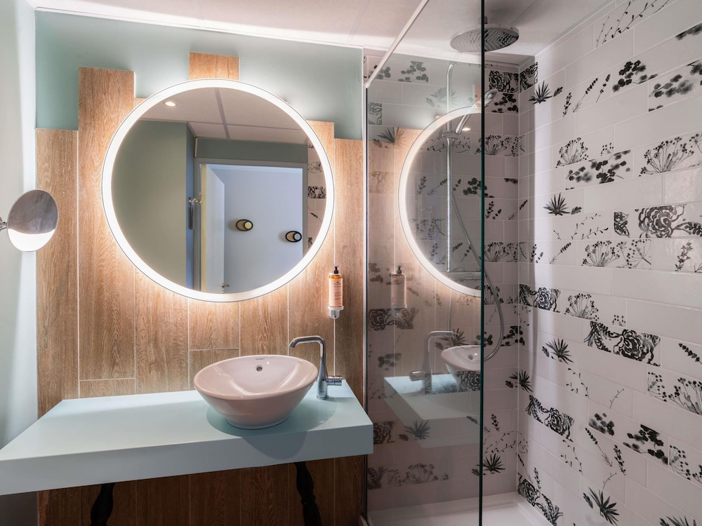 Habitación Clásica con cama grande del hotel Mercure Orléans Portes De Sologne. Foto 8