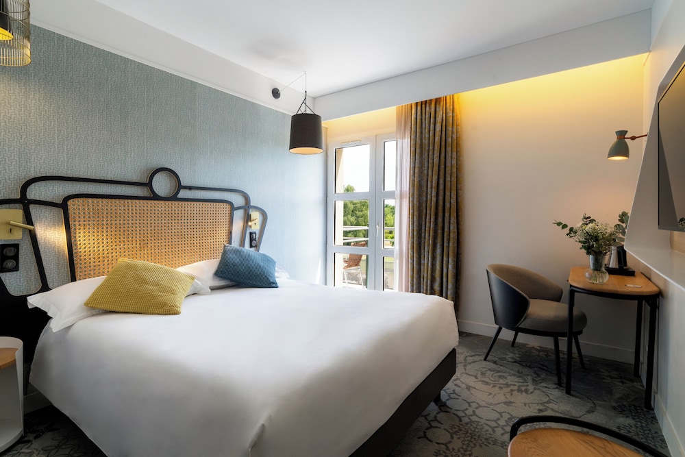 Habitación clásica con cama grande, vistas al campo de golf del hotel Mercure Orléans Portes De Sologne. Foto 1