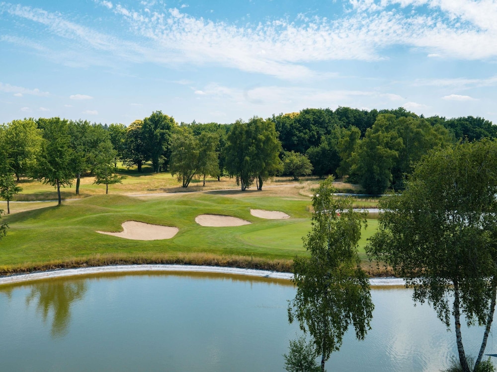 Habitación clásica con cama grande, vistas al campo de golf del hotel Mercure Orléans Portes De Sologne. Foto 5