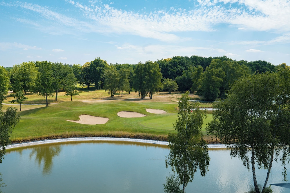 Habitación clásica con cama grande, vistas al campo de golf del hotel Mercure Orléans Portes De Sologne. Foto 8