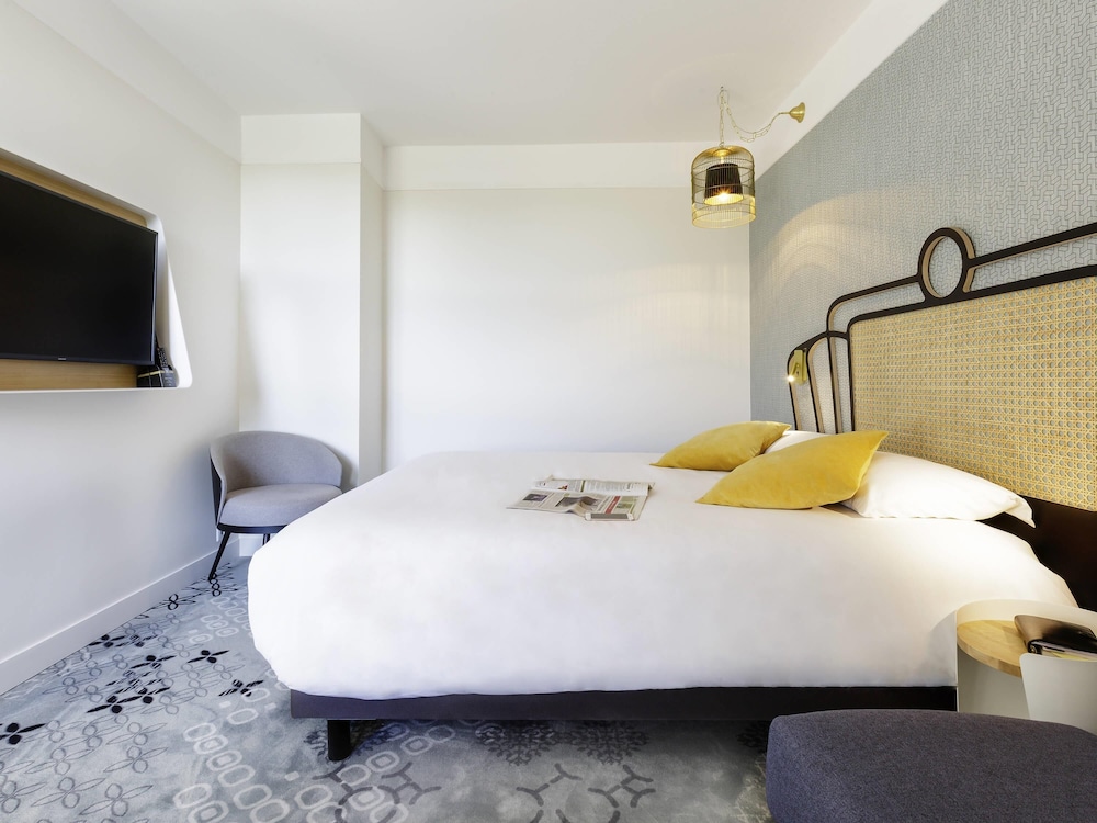 Habitación Privilegio con cama grande + sofá cama, terraza del hotel Mercure Orléans Portes De Sologne. Foto 5