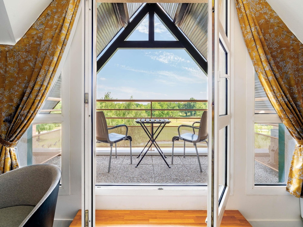 Habitación Privilegio con cama grande + sofá cama, terraza del hotel Mercure Orléans Portes De Sologne. Foto 6
