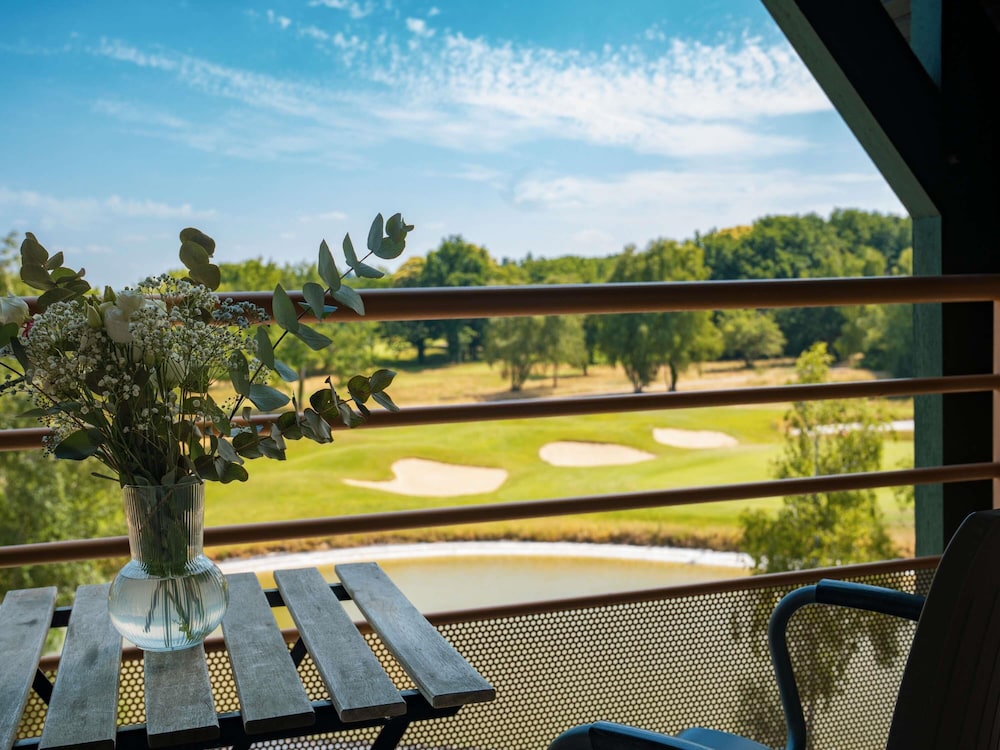 Habitación Privilegio con cama grande + sofá cama, terraza del hotel Mercure Orléans Portes De Sologne. Foto 7
