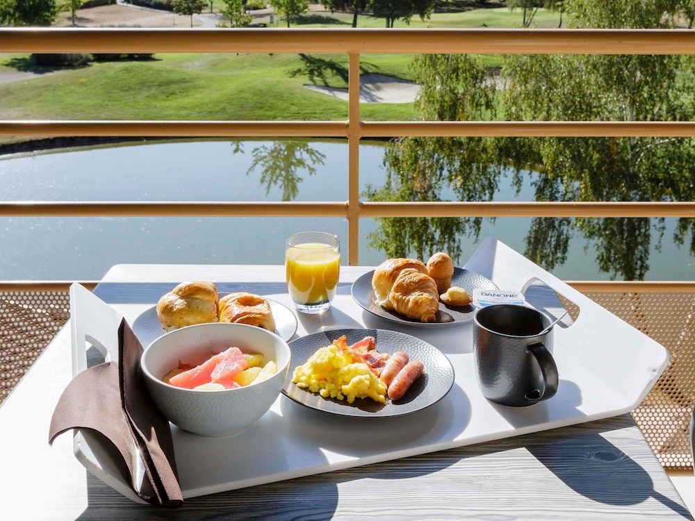Habitación Privilegio con cama grande + sofá cama, terraza del hotel Mercure Orléans Portes De Sologne. Foto 8