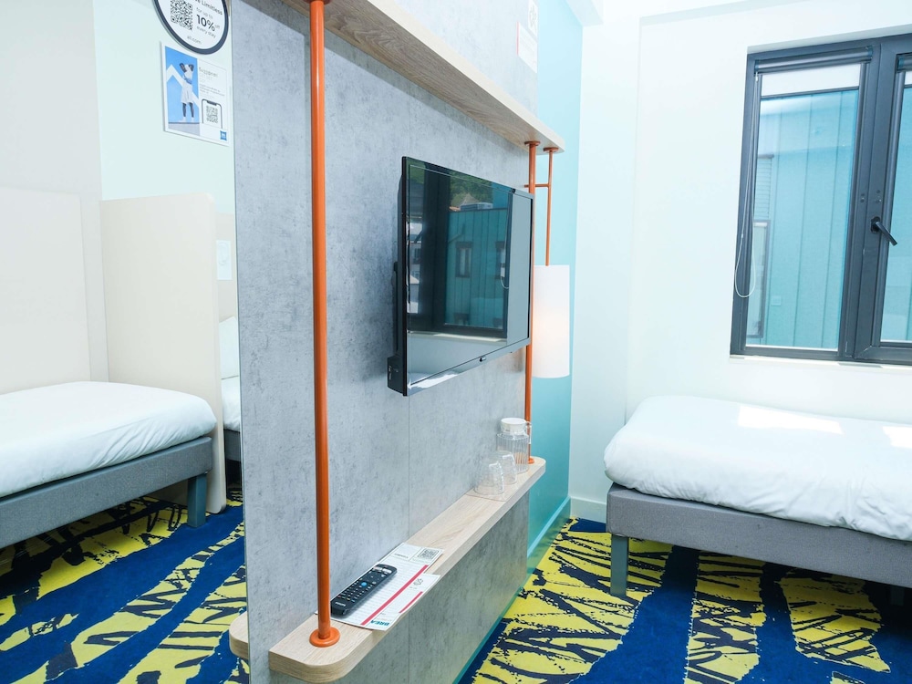 Habitación estándar con dos camas individuales del hotel ibis budget Tbilisi Center. Foto 6
