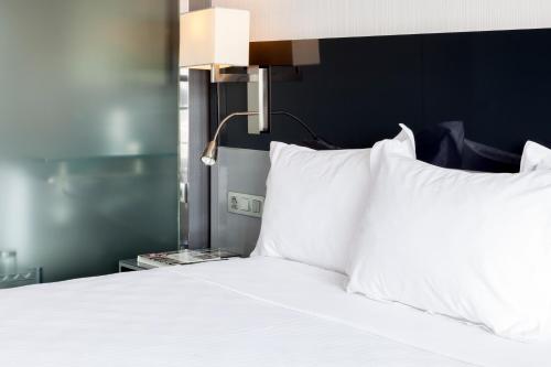 Habitación Doble con cama extragrande del hotel Porcel Torneo. Foto 3