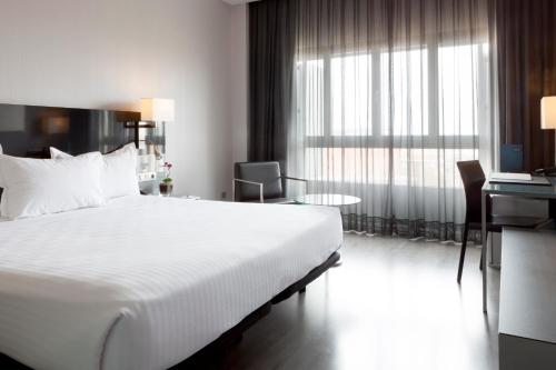 Habitación Doble con cama extragrande del hotel Porcel Torneo. Foto 4