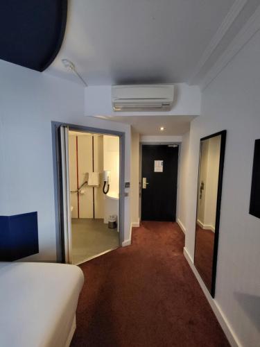 Habitación Doble adaptada para personas con movilidad reducida del hotel Accueil - Paris Pigalle MontmartreI